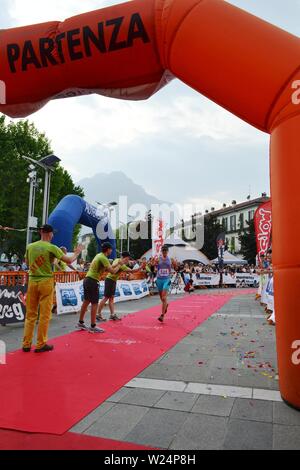 Lecco/Italia - Giugno 1, 2013: sportive sono arrivati al traguardo della 'città di Lecco - Monte Resegone' esecuzione evento maratona. Foto Stock