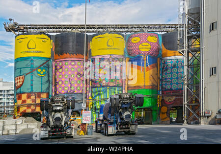 Canada, British Columbia, Vancouver, Granville Island, murale di OSGEMEOS chiamato 'giganti di cemento dipinta, è parte di una serie globale Foto Stock