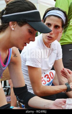 Lecco/Italia - Giugno 1, 2013: sportivi sono arrivati al traguardo della 'città di Lecco - Monte Resegone' esecuzione evento maratona. Foto Stock