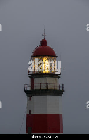 Faro con lampadina su al crepuscolo Foto Stock