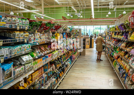 Donna anziana Shopping in American Fruttivendolo, STATI UNITI D'AMERICA Foto Stock