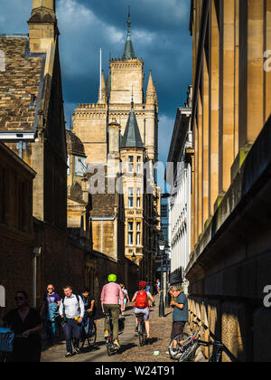 Cambridge Ciclismo - i ciclisti e i pedoni condividere uno stretto vicolo, Senato passaggio, nel centro di Cambridge Foto Stock