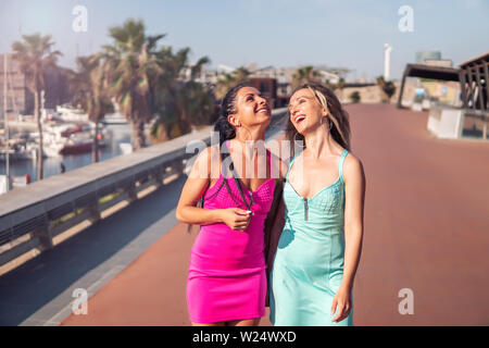Felice migliori amici o sorelle in posa e mostrando bel rapporto Foto Stock