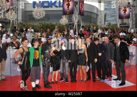 LOS ANGELES, CA. 28 ottobre 2009: Michael Jackson, ballerine alla premiere di Michael Jackson, "Questo è l' presso il Nokia Theater, L.A. Vivere nel centro di Los Angeles. © 2009 Paul Smith / Featureflash Foto Stock