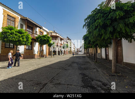 Tero, GRAN CANARIA, Spagna - 21 settembre 2015: vista molto accogliente street nel centro storico. Vecchie case, minacciosa da tempo , i turisti e la gente del posto Foto Stock