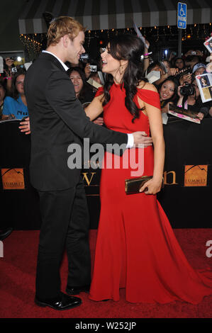 LOS ANGELES, CA. 16 novembre 2009: Ashley Greene e Kellan Lutz alla premiere mondiale del loro nuovo film "The Twilight Saga: Luna nuova' al Mann Village & Bruin Teatri, Westwood. © 2009 Paul Smith / Featureflash Foto Stock