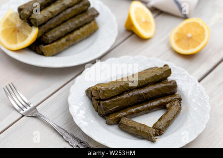Sarma, ripieni di foglie di uva in una piastra, cucina turca tradizionale Foto Stock