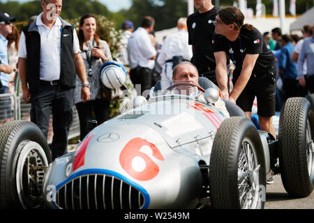 Goodwood, Chichester, West Sussex, Regno Unito. 5 Luglio, 2019. Goodwood Festival of Speed; Jochen Mass Richard ex racing driver in Mercedes Benz W165 Credito: Azione Sport Plus/Alamy Live News Foto Stock