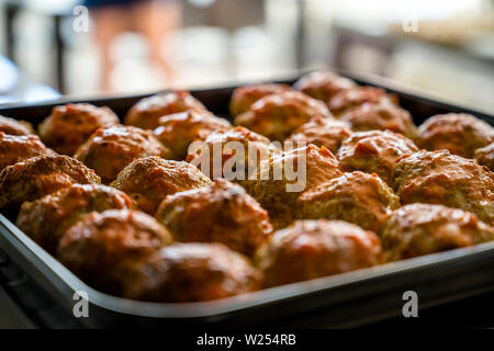 Di cui le polpette di carne biologica e spezie accuratamente cotti in forno sono una fonte eccellente di proteina necessaria da parte del corpo per il buon funzionamento di un Foto Stock