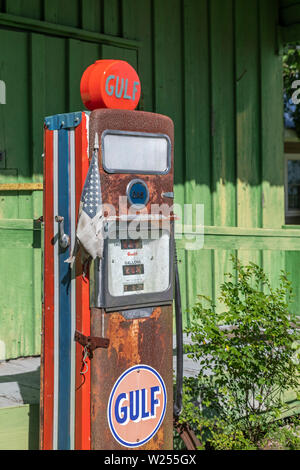 Schriever, Louisiana - un vecchio Golfo pompa di benzina presso il vecchio negozio verde. Foto Stock