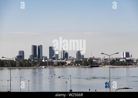 Tallinn, Estonia il 16 giugno 2019 la bella vista pittoresca della città vecchia di Tallinn dal mare su una soleggiata giornata estiva Foto Stock