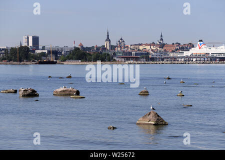 Tallinn, Estonia il 16 giugno 2019 la bella vista pittoresca della città vecchia di Tallinn dal mare su una soleggiata giornata estiva Foto Stock