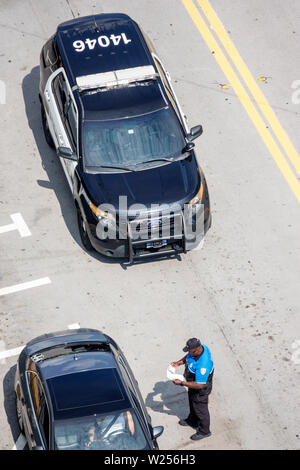 Miami Beach Florida, North Beach, uomo nero uomo maschio, polizia polizia, auto, forze dell'ordine, citazioni del biglietto del traffico, FL190615009 Foto Stock