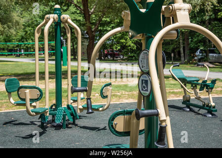 All'aperto Attrezzature per il fitness e campo di pallavolo tra le cabine a Vogel State Park vicino a Blairsville, Georgia tra le Blue Ridge Mountains. (USA) Foto Stock