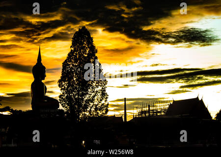 Tramonto dietro il Wat Lad Pha Dook , il Tempio a Nonthaburi , della Thailandia. Foto Stock