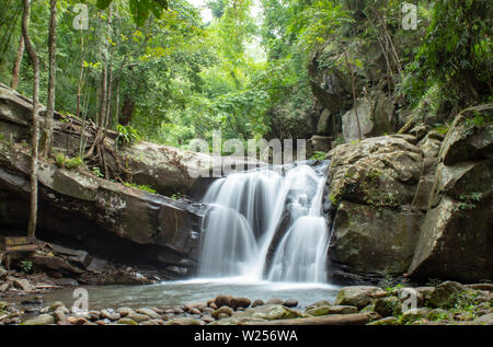 Una cascata che scorre dalle montagne di Phu SOI DAO cascata in Loei ,Thailandia. Foto Stock