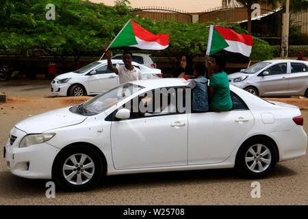 Il governo di Khartoum, Sudan. 5 Luglio, 2019. Persone wave bandiere nazionali per festeggiare l'accordo raggiunto tra il Sudan e transitorie consiglio militare e la libertà di opposizione e cambiare alleanza a Khartoum, Sudan, Luglio 5, 2019. Sudan transitorio in Consiglio Militare (TMC) e la libertà di opposizione e modificare Alliance hanno raggiunto un accordo sulla definizione di autorità di transizione congiunta di governare il paese un Unione Africana (AU) envoy detti primi venerdì. Credito: Mohamed Khidir/Xinhua/Alamy Live News Foto Stock