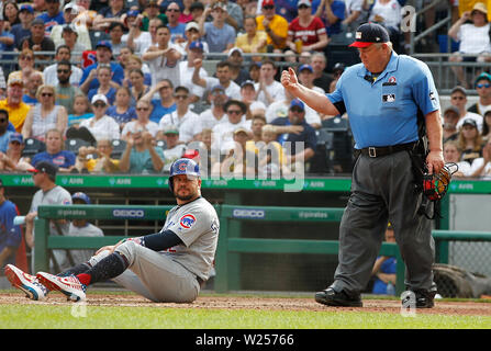 Pittsburgh, Pennsylvania, USA. 4 Luglio, 2019. Chicago Cubs sinistra fielder Kyle Schwarber (12) guarda al capoarbitro Joe West (22) come segnali di ovest che Schwarber era fuori a casa dopo il tentativo di punteggio ottenuto dalla seconda base durante un Major League Baseball gioco tra il Chicago Cubs e Pittsburgh Pirates al PNC Park di Pittsburgh, in Pennsylvania. (Photo credit: Nicholas T. LoVerde/Cal Sport Media) Credito: csm/Alamy Live News Foto Stock