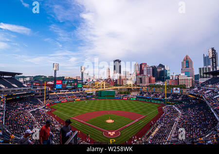 Il PNC Park, casa campo ai pirati giocando il Milwaukee Brewers su una notte estiva di Pittsburgh, in Pennsylvania, STATI UNITI D'AMERICA Foto Stock