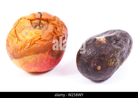 Vecchio rugoso apple di muffa e di avocado su sfondo bianco, insalubri e disgustoso mangiare Foto Stock