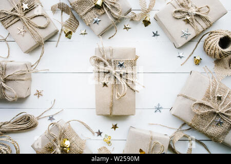 Confezioni regalo avvolti in carta kraft.Per il Natale o il nuovo yew concetti idee di sfondo.Lay piatto modello di progettazione Foto Stock