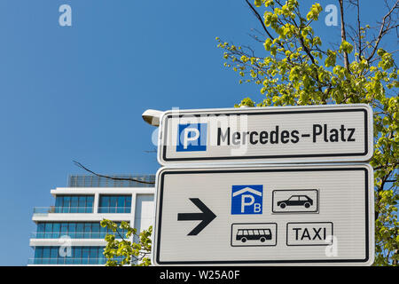 Strada di orientamento per la città di Berlino in Germania. Indica la strada per Mercedes Square parcheggio. Foto Stock