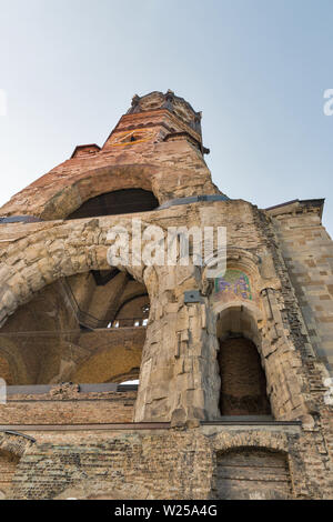 Kaiser Wilhelm Memorial Church di Berlino, Germania. Si tratta di uno di Berlino più famosi punti di riferimento. Danneggiato campanile di una chiesa è simbolo di Berlino è risolvere t Foto Stock