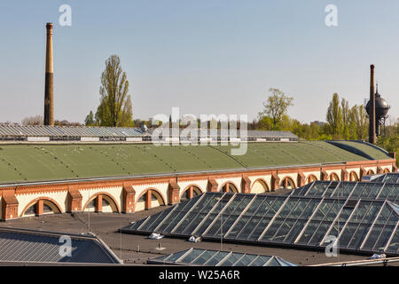 Paesaggio con il vecchio industriale e moderni edifici per uffici nel quartiere di Kreuzberg. Berlino, Germania. Foto Stock