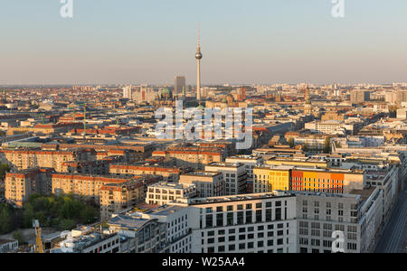 Aerial cityscape con Leipziger Street, la torre della TV e Berliner Cattedrale del Duomo al tramonto vicino a Potsdamer Platz, Germania. Foto Stock