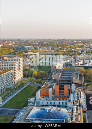 Aerial cityscape con Tilla Durieux Park al tramonto vicino a Potsdamer Platz. Berlino, Germania. Foto Stock