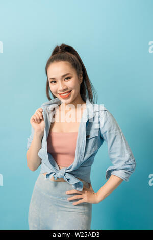 Attivo giovane donna in estate casual outfit avendo divertimento indoor. Foto Stock