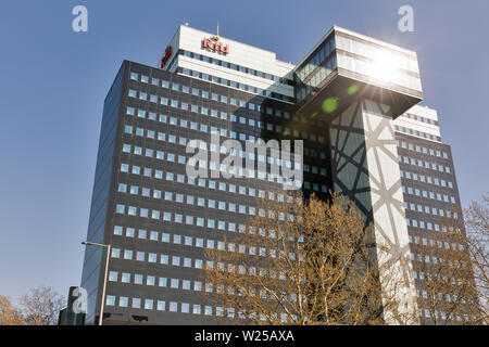 Berlino, Germania - 18 Aprile 2019: Luxury Hotel Riu Plaza Berlin facciata su Martin-Luther street. Berlino è la capitale e la città più grande della Germania da parte b Foto Stock