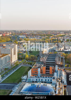 Berlino, Germania - 19 Aprile 2019: Antenna cityscape con Tilla Durieux Park nella parte anteriore del centro commerciale Arkaden al tramonto vicino a Potsdamer Platz. Berlino è il Foto Stock