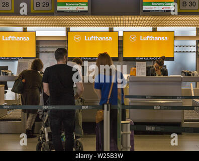 Berlino, Germania - 20 Aprile 2019: la gente visita Lufthansa controllare in volo banchi registrazione inTegel aeroporto. Berlino è la capitale e la città più grande di Foto Stock