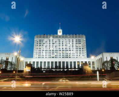 Mosca, Russia - 30 aprile 2019. La facciata della Casa del Governo della Federazione russa in serata. Una lunga esposizione shot Foto Stock