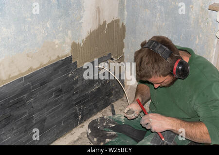 Installatore installare ceramica cinghie retrò piastrelle di clinker Foto Stock