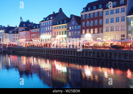 Vista di Nyhavn a Copenaghen, in Danimarca in una serata di primavera Foto Stock