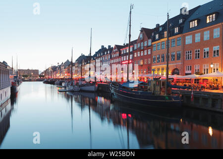 Vista di Nyhavn a Copenaghen, in Danimarca in una serata di primavera Foto Stock