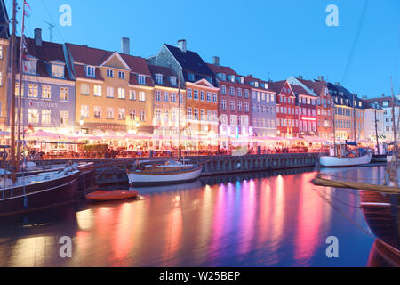 Vista di Nyhavn a Copenaghen, in Danimarca in una serata di primavera Foto Stock