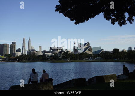 Il parco della città con il lago di Taman Tasik Titiwangsa, Kuala Lumpur, Malesia Foto Stock
