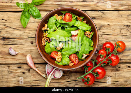 Insalata estiva con fresco verde.con insalata di spinaci e acetosella. Foto Stock