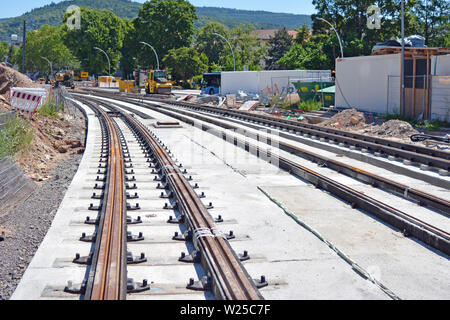 Heidelberg, Germania - Giugno 2019: costruzione sito con via manutenzione per tram le vie a Heidelberg stazione principale Foto Stock