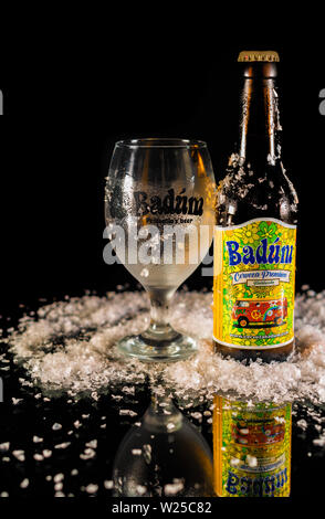 Peniscola, Castellon, Spagna, Maggio 08, 2019: Badum bottiglia di birra e un bicchiere vuoto. La birra premium ale bionda Foto Stock