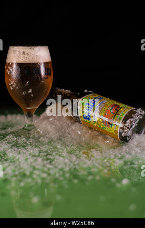 Peniscola, Castellon, Spagna, Maggio 08, 2019: Badum birra e un bicchiere riempito di birra con il marchio Badum davanti. Messa a fuoco selettiva Foto Stock