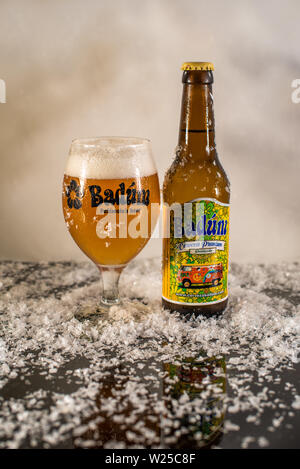 Peniscola, Castellon, Spagna, Maggio 08, 2019: presentazione originale di una birra Badum da Peniscola è una birra. Sfondo bianco Foto Stock