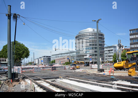 Sito in costruzione con via e della manutenzione stradale per tram le vie di fronte a Heidelberg stazione principale, Germania Foto Stock