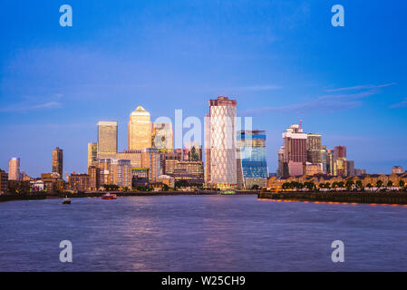 Lo skyline di Londra a Canary Wharf dal fiume Tamigi Foto Stock