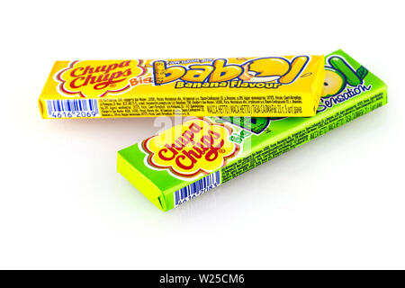 La Kamchatka, Russia - 26 Maggio 2018: Giallo e verde chupa chups candy su sfondo bianco Foto Stock