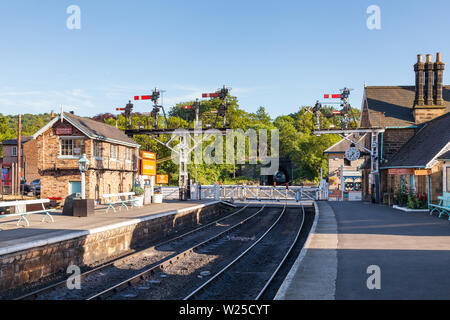 La vista lungo la piattaforma della stazione Grosmont, sulla North Yorkshire Moors Railway nel nord dell'Inghilterra. Foto Stock