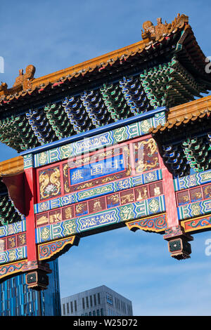 Arco all'entrata a Chinatown, Newcastle upon Tyne, Inghilterra Foto Stock